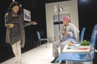 Катя (Ивета Поле) и ее мать (Регина Разума).