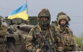 Сегодня украинской армии позарез нужны современные средства связи, кевларовые шлемы, ботинки и зимняя одежда.