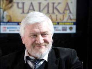 Йонас Вайткус считает, что комедию зритель посмотрит и в антрепризе. А за настоящим искусством надо ходить в репертуарный театр.