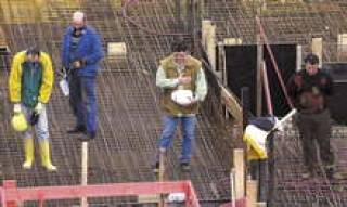 На бирже труда снизилось количество вакансий именно в строительной отрасли.