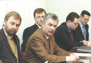  Глава KNAB Гунтис Руткис (в центре) и его заместитель Валдис Пумпурс (слева) оценивают фронт предстоящих работ.
