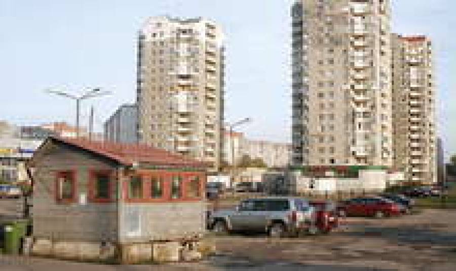 Владелец участка на ул. Сахарова, 4, в Риге намерен обратиться в суд с жалобой на действия городских властей, которые проложили по частной земле трассу электроснабжения.