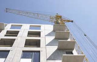 Наиболее конкурентоспособными оказываются новые проекты, где цена с белой отделкой находится на уровне 900&ndash;1 000 евро за кв.м, а с полной &mdash; 1&nbsp;100&ndash;1 200 евро.