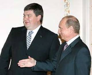 Айгар Калвитис (слева) во время визита в Москву в 2007 году.