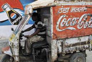 Напитки Coca-Cola одинаково популярны на Уолл-стрит и в трущобах Нью-Дели.