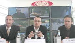 Директор отдела бизнес-контента Lattelecom Гинт Кирштейнс демонстрирует декодер для приема интернет-ТВ.