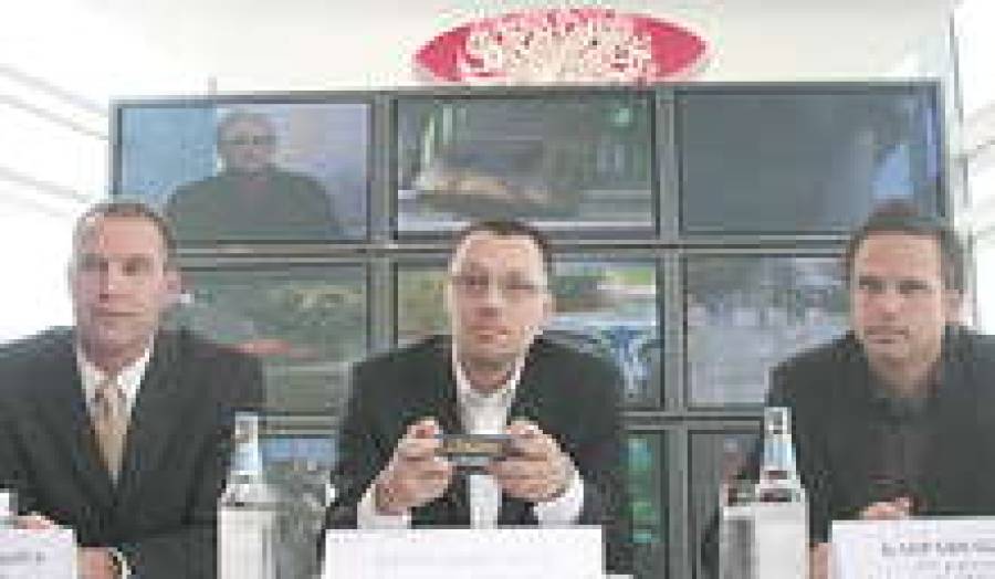 Директор отдела бизнес-контента Lattelecom Гинт Кирштейнс демонстрирует декодер для приема интернет-ТВ.