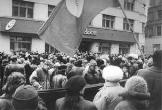 Народ вышел на связь. С лозунгами и транспарантами
