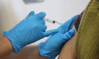 Почему магазины не проводят коллективную вакцинацию?