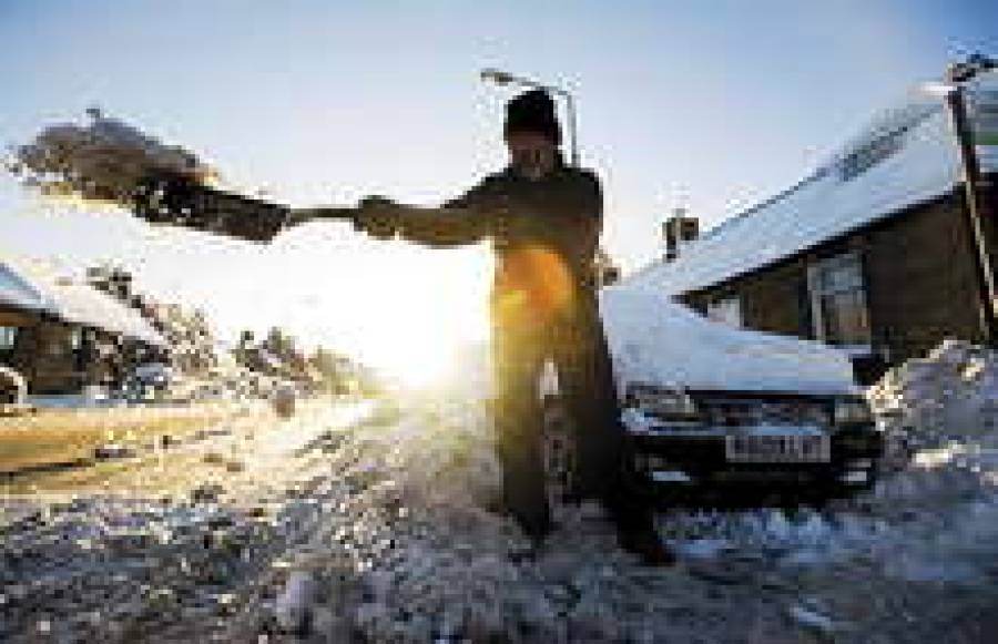 Небывало холодная и снежная зима наносит экономикам европейских стран серьезный ущерб.