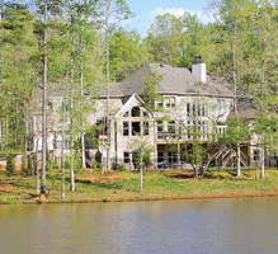 Чтобы построить особняк на берегу, надо провести ряд предварительных исследований земельного участка и самого водоема.