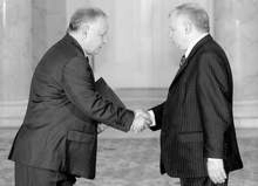 Президент и премьер Польши — братья-близнецы Лех и Ярослав Качиньские — готовятся к выборам, развалив правящую коалицию.