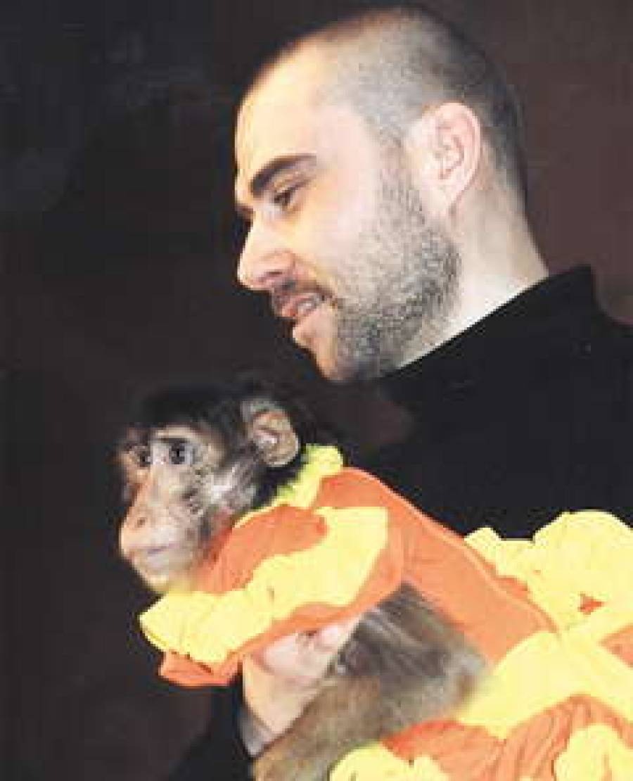  Звезда театра, кино и оперы — Виестур КАЙРИШС, обезьянка Люся — просто ассистент.