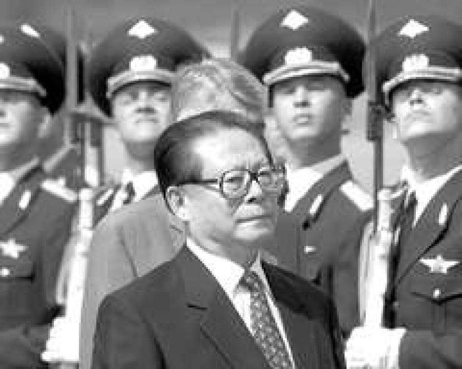  Китайский лидер обходит строй почетного караула.