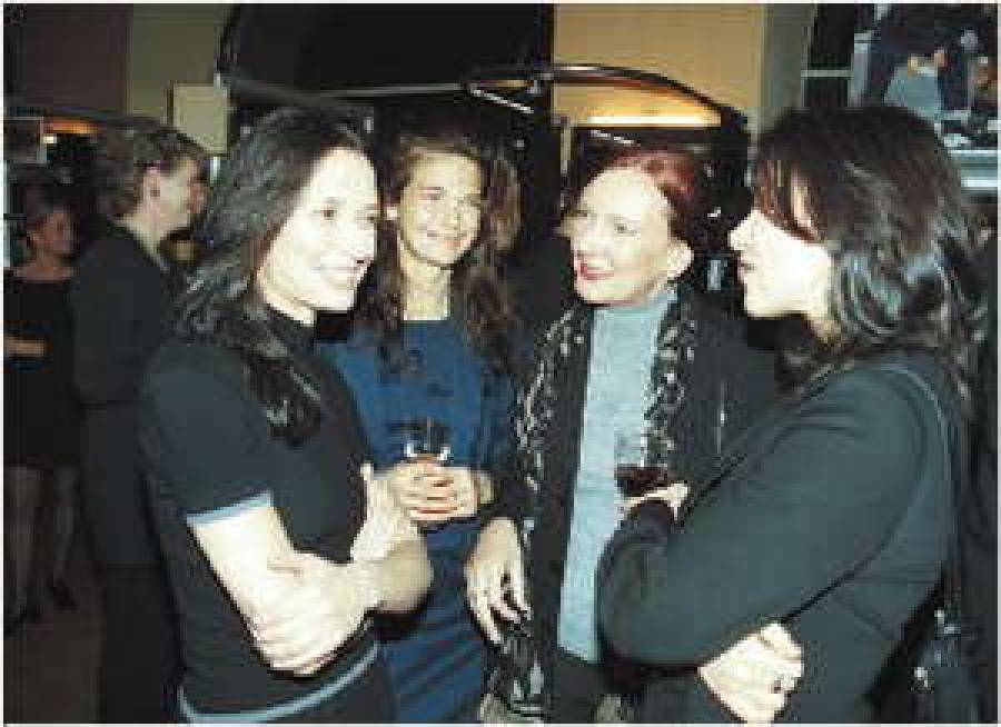  Именинницу (слева) поздравляют Ирэна ПУЛККИНЕН и Ма рите КАРКЛИТЕ. 