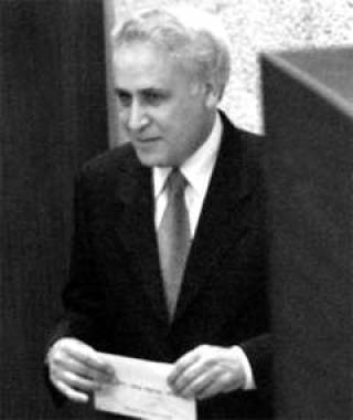  &lt;strong class=&#039;person&#039;&gt;Моше Кацав. &lt;/strong&gt;Пятьдесят четыре года. В 1951 году вместе с родителями иммигрировал в Израиль из Ирана. Служил в израильской армии в частях связи. Высшее образование получил в Еврейском университете в Иерусалиме по специальностям экономика и история. Членом кнессета является беспрерывно с 1977 года, представляя там правую партию &quot;Ликуд&quot;. Неоднократно занимал посты в различных правительствах, в том числе возглавлявшемся и Шимоном Пересом. В Кабинете Беньямина Нетаньяху был вице-премьером и министром по туризму. Женат. Имеет пятерых детей.