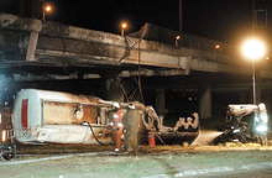 В 2003 году с Островного моста упала и взорвалась автоцистерна. К счастью, в ней был всего лишь обыкновенный бензин.