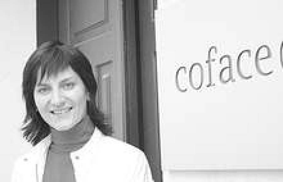 Директор Coface Baltics А.Мажинтене: “Предприятие по страхованию кредитов обеспечивает тройную выгоду — оценивает кредитоспособность заказчика, дает страховую гарантию и помогает взыскивать просроченные задолженности”.