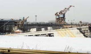 Огромная конструкция перехода на судоверфь частично ушла под воду и так простоит до весны.