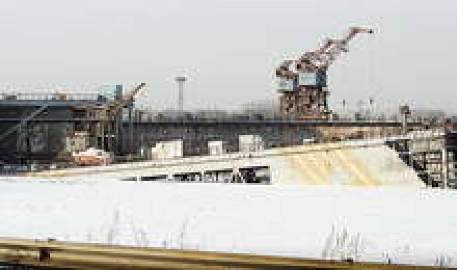 Огромная конструкция перехода на судоверфь частично ушла под воду и так простоит до весны.