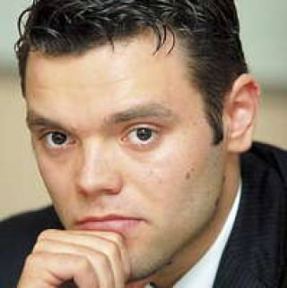 Эмил Якринс (слева) сменит в правлении Вентспилсского порта Александра Васильева (второй слева), а Янис Страуме (второй справа) придет на место Дайниса Лиепиньша (справа) в Рижском свободном порту.