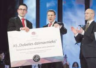 Председатель правления АО Dobeles dzirnavnieks Кристап Амсилс (слева).