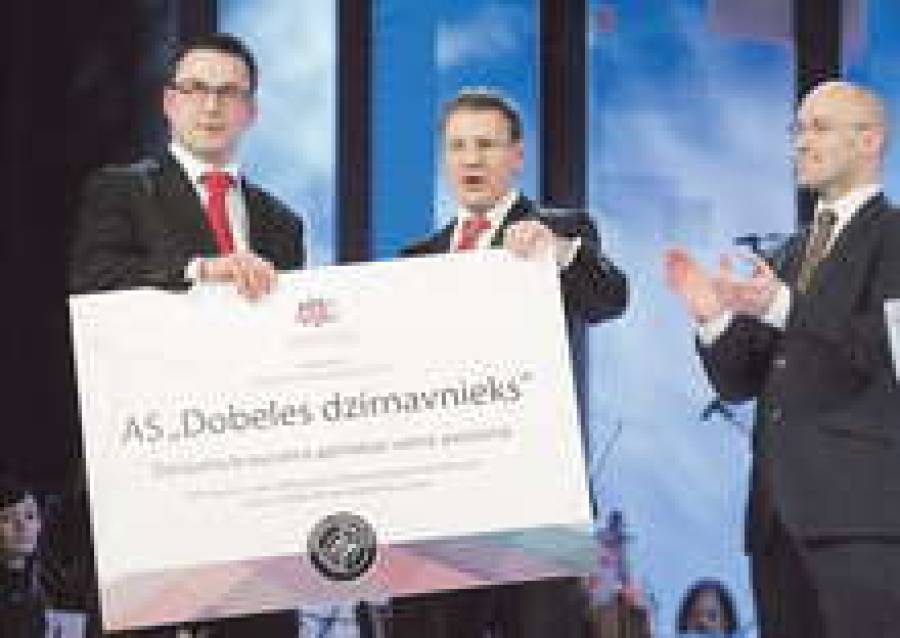 Председатель правления АО Dobeles dzirnavnieks Кристап Амсилс (слева).