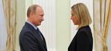 Федерика Могерини (справа) считает, что Владимиру Путину достаточно пообещать прощение его грехов, чтобы он увидел ошибочность своей политики. Нет ничего более далекого от реальности.