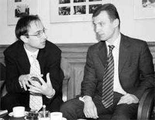  Президент Rigas Fondu birza Гундар КОКОРЕВИЧ и председатель правления Baltikums Assets Management Андрей НИЛОВ: &quot;Теперь можно и кофе выпить&quot;.