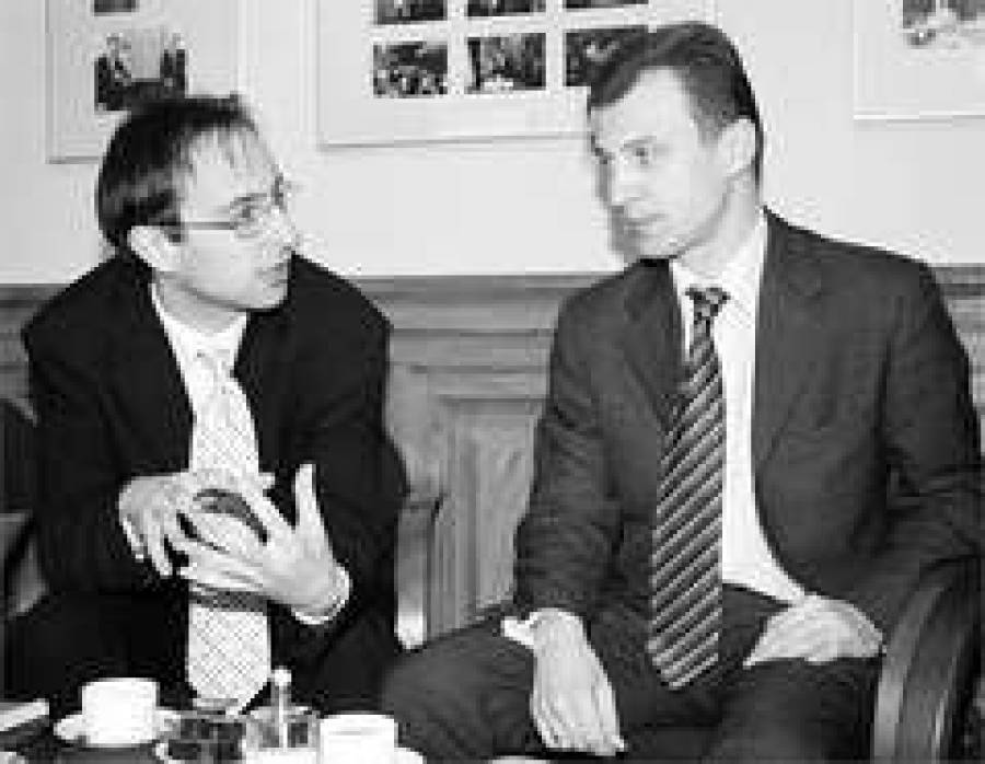  Президент Rigas Fondu birza Гундар КОКОРЕВИЧ и председатель правления Baltikums Assets Management Андрей НИЛОВ: &quot;Теперь можно и кофе выпить&quot;.