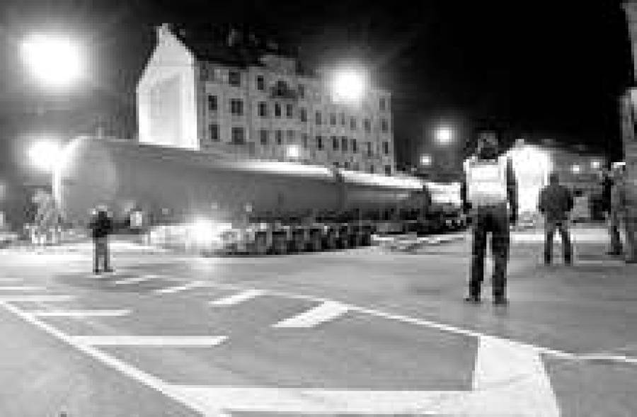 Груз весом 177 тонн, длиной 55,3 и диаметром 4,6  метра уходит с Островного моста.