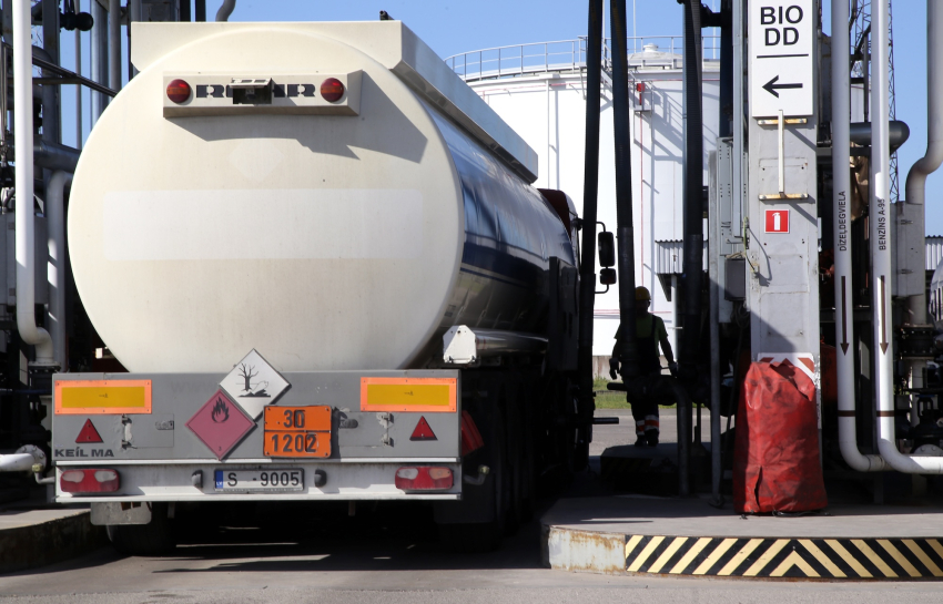 Из Латвии за четыре месяца вывезено в 2,8 раза больше нефтепродуктов