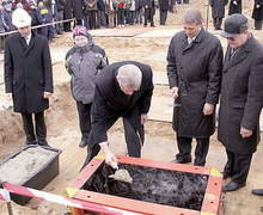 В церемонии закладки здания школы принял участие президент Латвии Валдис Затлерс.