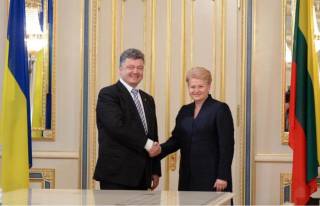 Президент Литвы Даля Грибаускайте (справа) и президент Украины Петр Порошенко