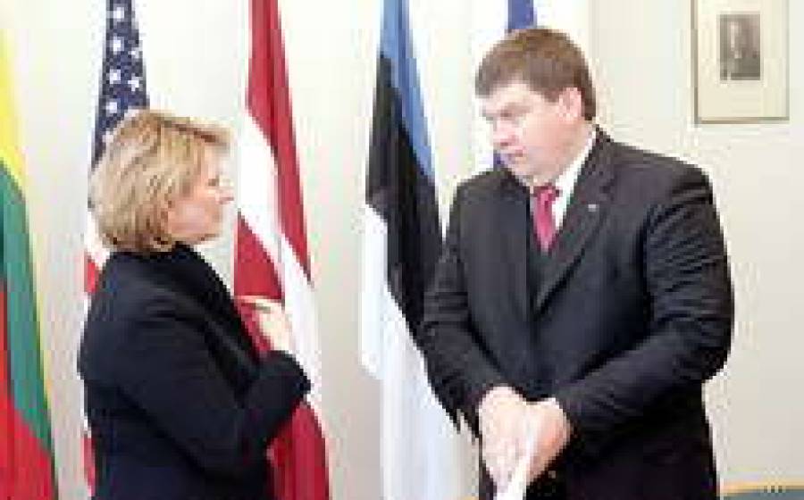 Посол США в Латвии Кэтрин Тодд-Бейли делится с Айгаром Калвитисом опытом жизни в условиях демократии.