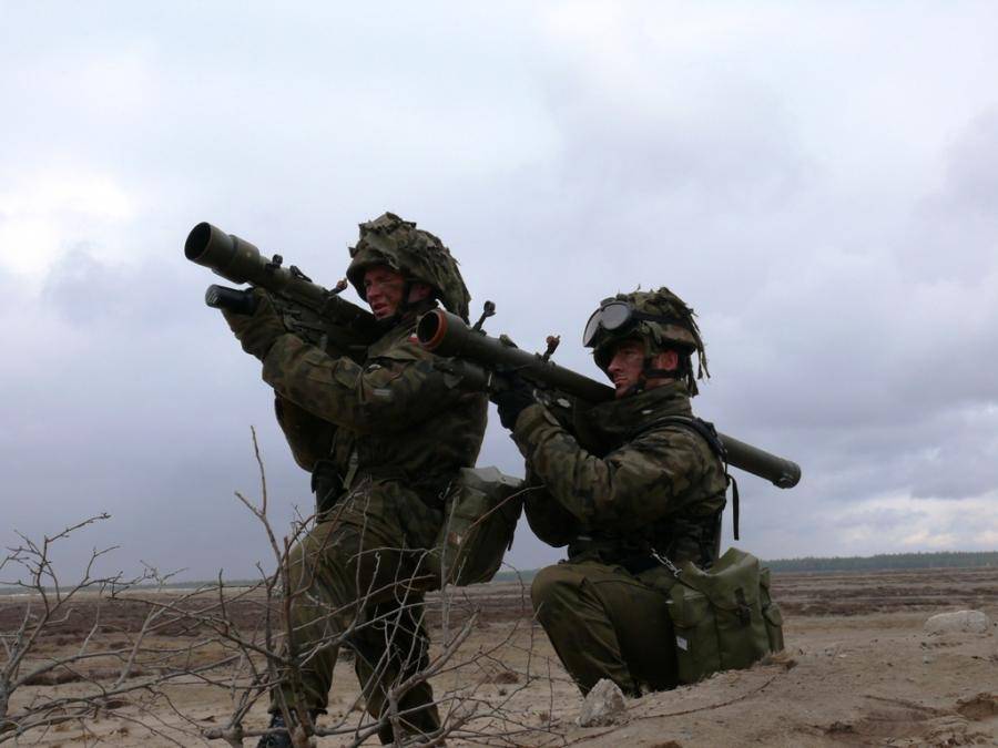 Польские солдаты учатся стрелять из ПЗРК Grom. По-польски grom тоже означает &quot;гром&quot;.