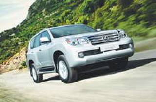 Внедорожник Lexus GX 460 опрокидывается на крутых виражах.