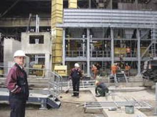 Исполнительный директор Леон Птичкин в &quot;эпицентре&quot; реконструкции.