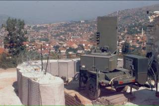 AN/TPQ-36 Firefinder radar выглядит неказисто.