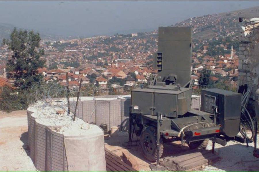 AN/TPQ-36 Firefinder radar выглядит неказисто.