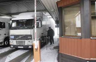 Таможенники помогали преступникам легализовывать угнанные грузовики в Латвии.