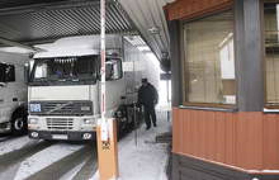 Таможенники помогали преступникам легализовывать угнанные грузовики в Латвии.