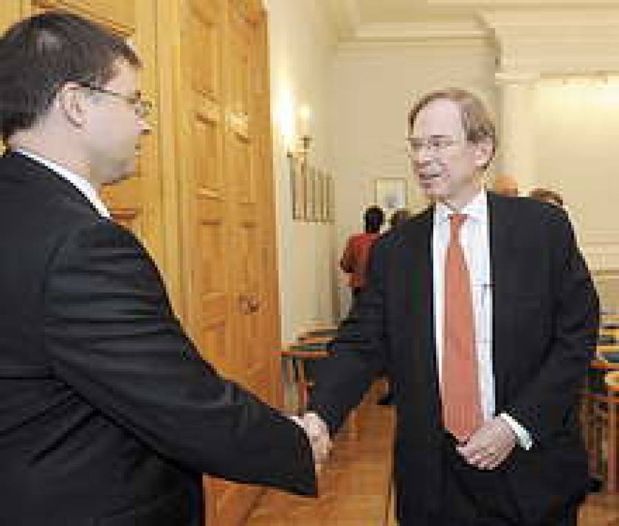 Йохан Гернандт (справа) считает, что шведские банки помогут Латвии восстановить экономику.