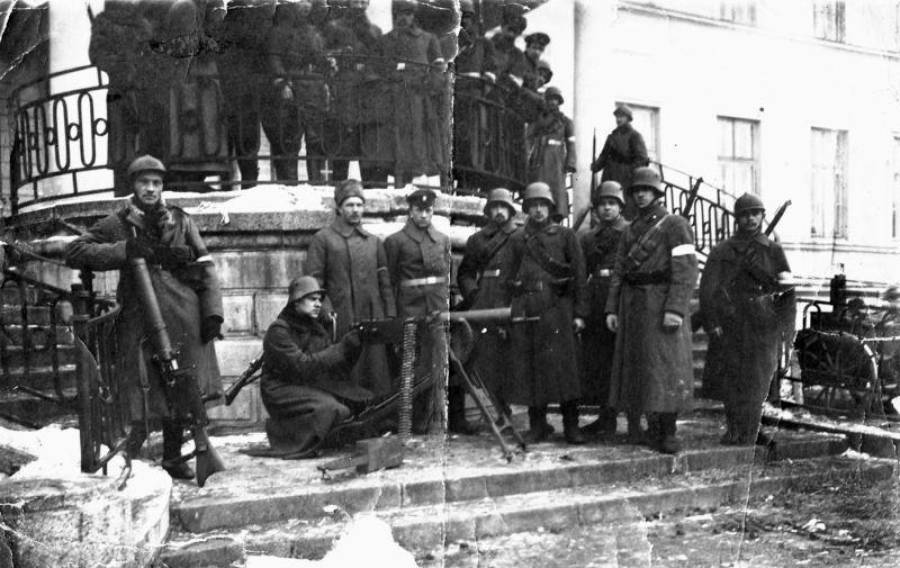 Рота Балодиса под Лиепаей. Тоже одевались и вооружались в &quot;военторге&quot;.