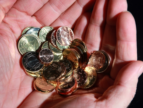 Опрос: в Латвии у 30% жителей финансовое положение ухудшилось за год