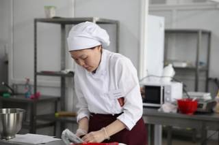 Полиция вскрыла торговлю людьми с целью эксплуатации на кондитерском предприятии &quot;Adugs&quot;