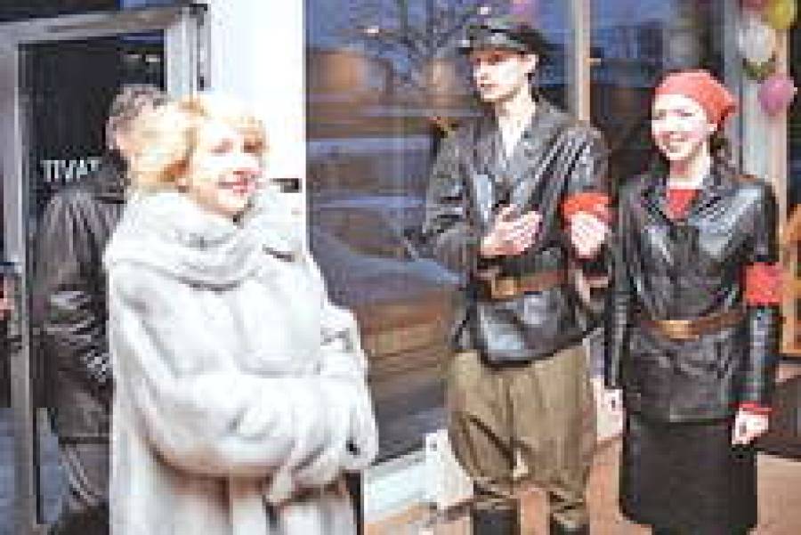 Реальных комсольцев на входе встречала беспартийная молодежь.