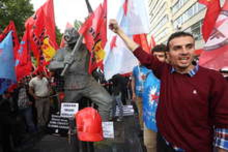 Возмущение охватило не только шахтеров и профсоюзы.