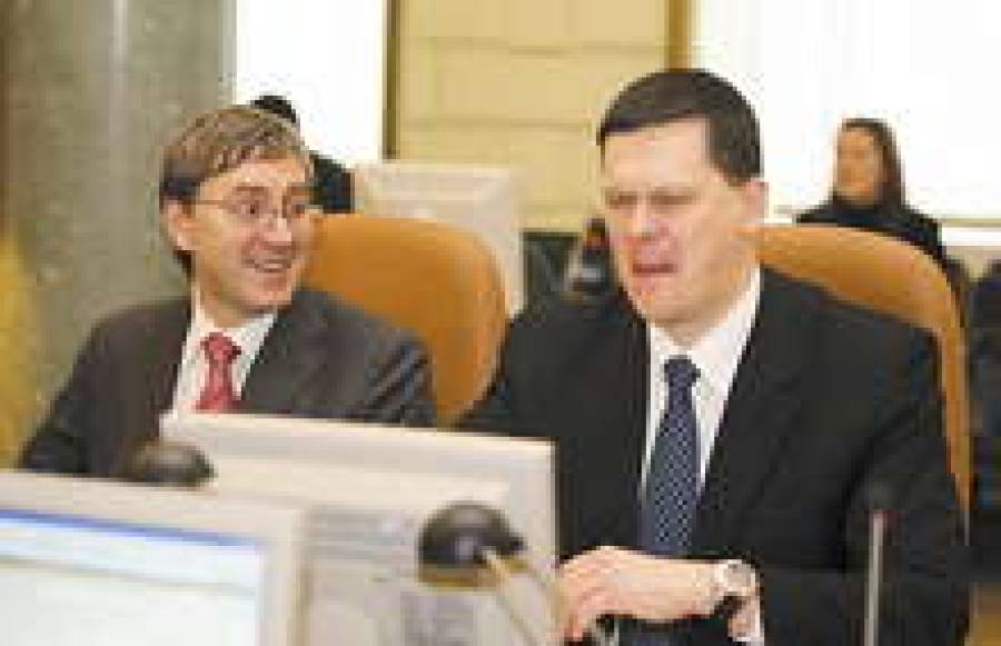 Эдгар Заланс (слева) &mdash; министру сообщения Каспару Герхардсу : &rdquo;А давай сольемся!&rdquo;.