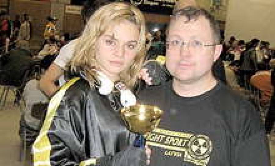 Немецкая спортсменка позирует с г-ном Флейшером.